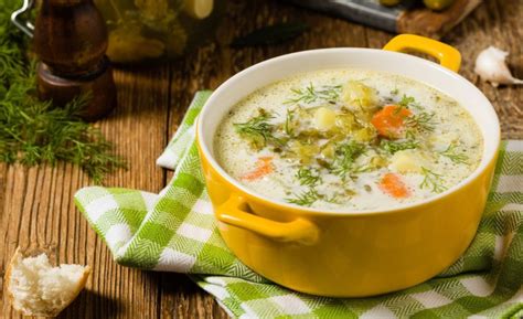 Zostava rôznych druhov húb a zeleniny na prípravu polievky.