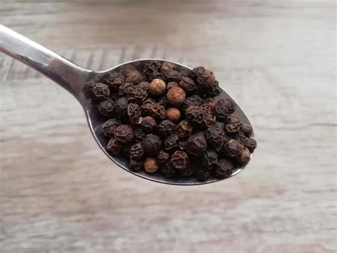 Detailné zobrazenie zrniek čierneho korenia