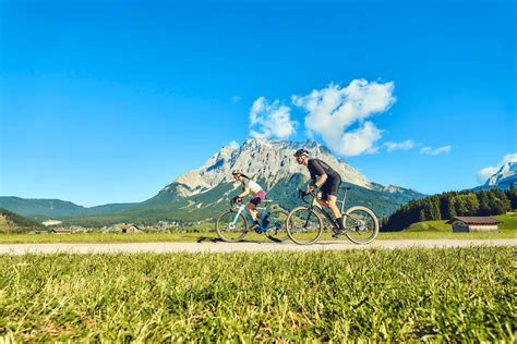 Osoba s úsmevom na bicykli v prírode.