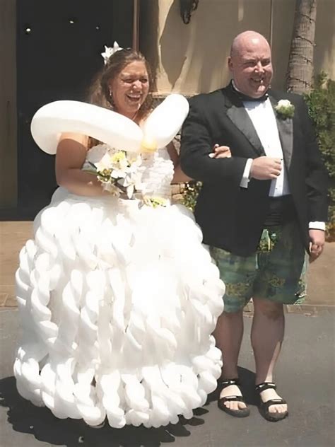 Ilustračná fotografia nevesty v svadobných šatách, ktorá sa pozerá do zrkadla s úsmevom.