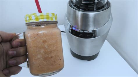 farebné smoothie pripravené v mixéri