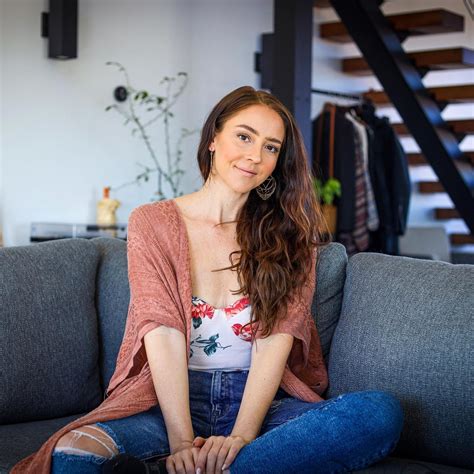 Porovnávacia fotografia pred a po transformácii Hannah Howlett, ukazujúca výraznú stratu hmotnosti.