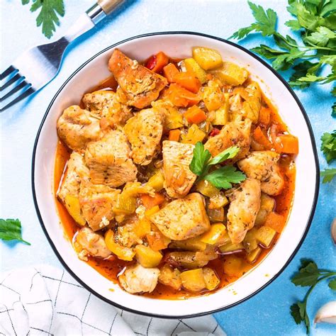 miska s pestrofarebným šalátom, ktorý obsahuje zeleninu, kuracie mäso a quinoa