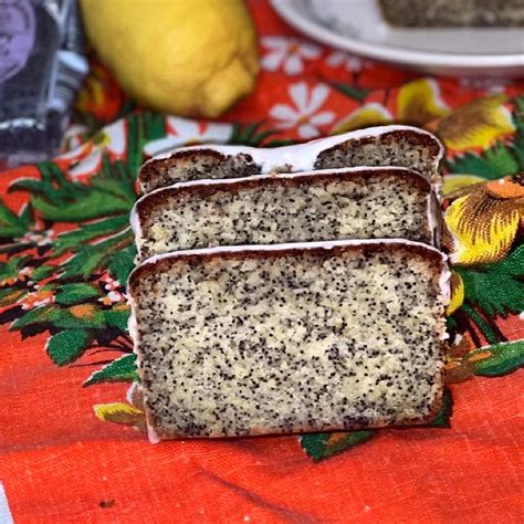 Ilustračná fotografia hotových paleo citrónových košíčkov s citrónovou polevou a džemom