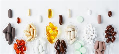 Ilustračná fotografia rôznych druhov náhrad stravy v práškovej forme a hotových nápojov.