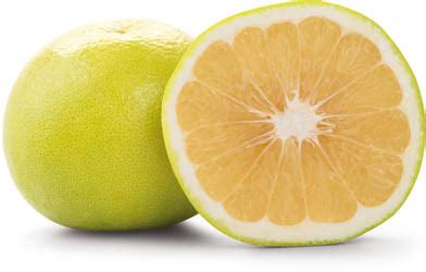 čerstvý grapefruit nakrojený na polovicu