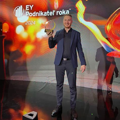 Vizualizácia kulturistov na pódiu počas súťaže s predvádzaním póz