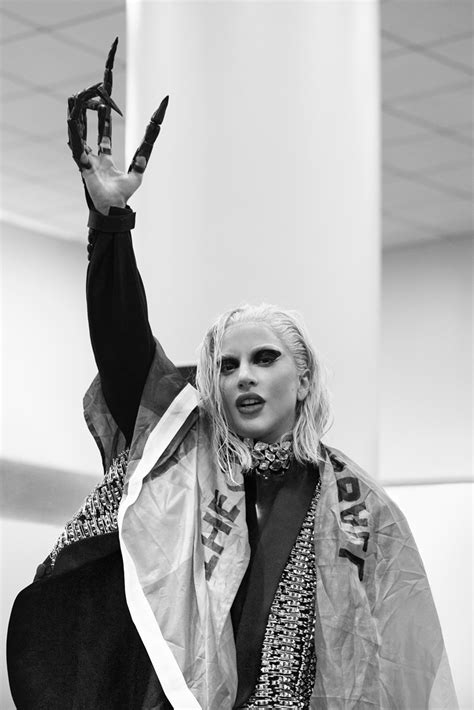Lady Gaga v extravagantnom kostýme