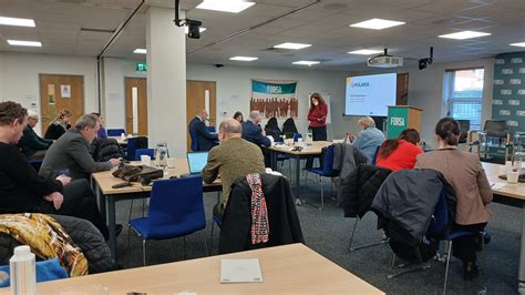 Ilustrácia zobrazujúca sociálny paradox medzi chudobou a obezitou.