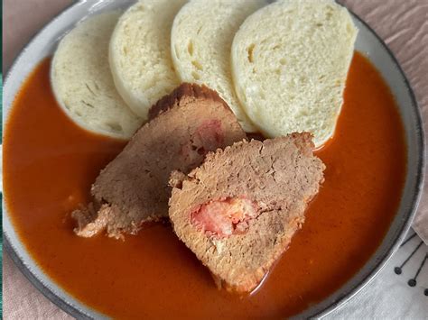 Fotografia hotového jedla: fitness pečienka v paradajkovej omáčke s batátmi a špenátom