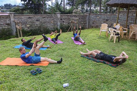 Súbor fotografií zobrazujúcich rôzne cvičenia a interakcie medzi trénermi a klientmi vo fitnes centre