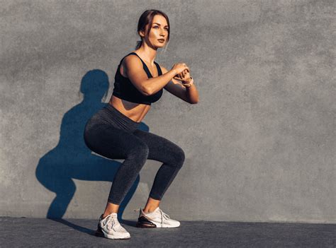 Ilustrácia alebo fotografie cvikov na vnútorné stehná (sumo drep, výpady do strany)