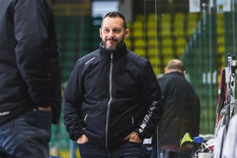 Ilustrácia rodiny, ktorá sa spoločne venuje aktívnym pohybovým aktivitám v prírode.