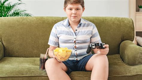 Ilustrácia znázorňujúca rôzne príčiny priberania (stres, nedostatok pohybu, nevhodná strava)