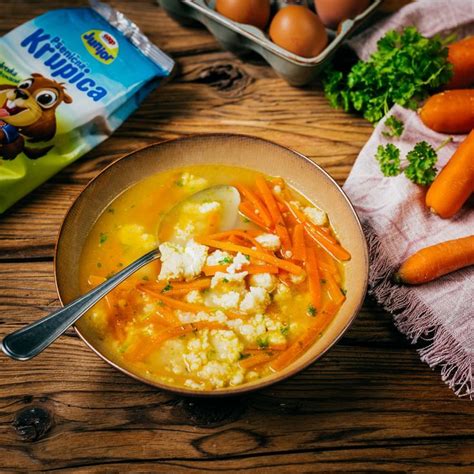 Farebná miska s borščom ozdobená jogurtom a petržlenovou vňaťou.