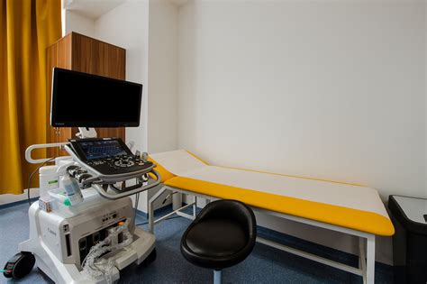 lekár vykonávajúci ultrazvukové vyšetrenie pečene