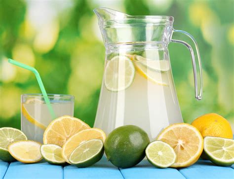 Obrázok pohára s čistou vodou a citrónom