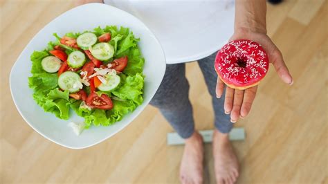 Ilustrácia znázorňujúca rôzne typy nezdravých jedál a nápojov, ktoré prispievajú k obezite.