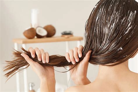 koláž rôznych použití kokosového oleja - v kuchyni, na pokožke, na vlasoch