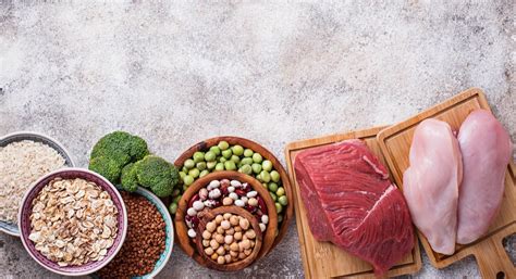 Koláž rôznych zdravých jedál bohatých na bielkoviny a vlákninu