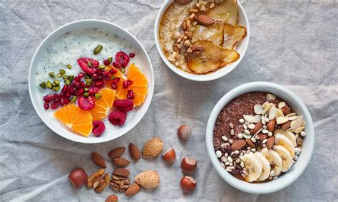 fotografia misky pohánkovej kaše s ovocím a orieškami