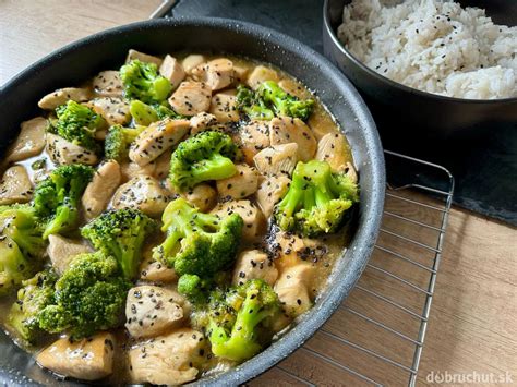 Ilustračná fotografia rôznych zdravých jedál ako sú šalát, pečené kuracie mäso s brokolicou a ovocná kaša.