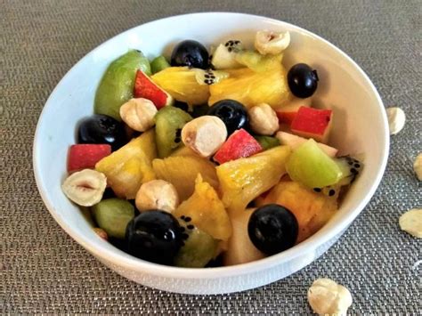 Ilustrácia ženy, ktorá si vychutnáva ovocný šalát.