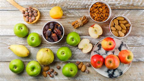 Farebná fotografia rôznych druhov ovocia, zeleniny, orechov a semienok