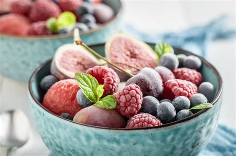 Ilustrácia porovnávajúca dva ovocné dezerty s rovnakou energetickou hodnotou, ale rozdielnou hmotnosťou a energetickou hustotou.