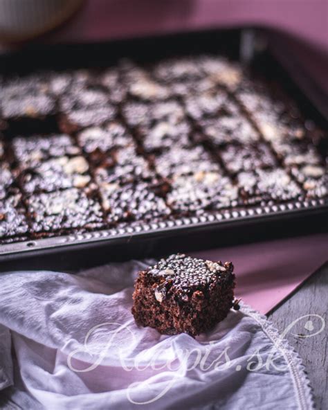 Obrázok šťavnatých cviklových brownies posypaných práškovým cukrom