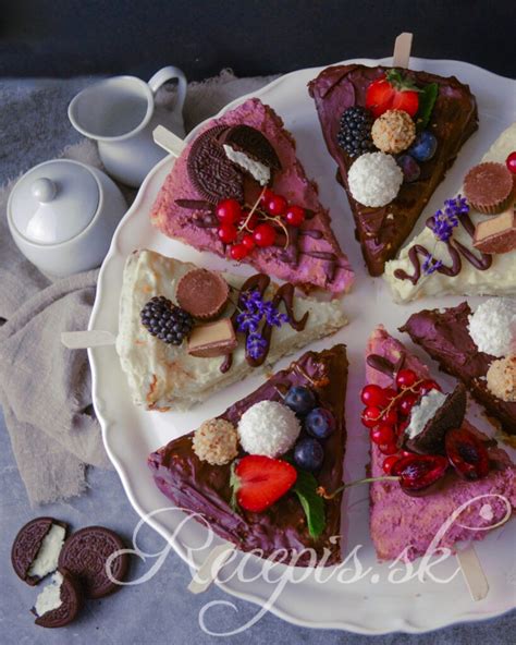 Koláž rôznych variantov cviklových brownies s rôznymi polevami a posýpkami