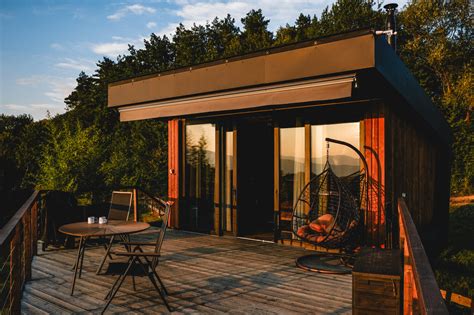 Ilustračné foto osoby bežiacej v prírode