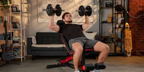 Osoba cvičiaca s činkami