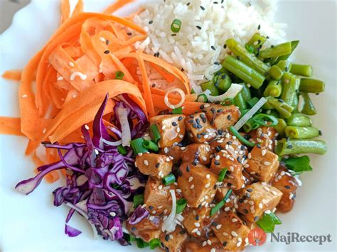 miska plná čerstvej zeleniny a byliniek