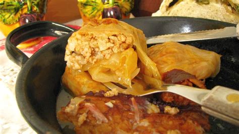 Detailné fotografie procesu balenia plnených kapustných listov.