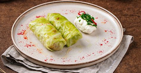 Fotografia hotových plnených kapustných listov bez mäsa.