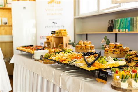 Ilustračná fotografia rôznorodých, zdravých jedál v modernom prostredí