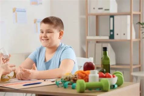 koláž obrázkov symbolizujúcich rôzne príčiny obezity