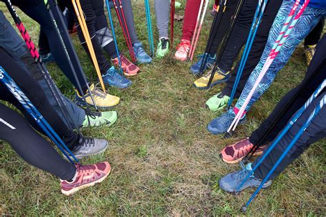 Ilustrácia rôznych techník chôdze vrátane Nordic walking a chôdze do kopca