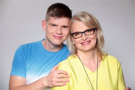 Grafické znázornenie progresie od drepu na kolenách po pistol squat.