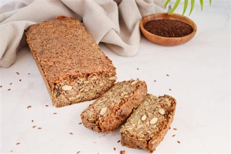 Ilustrácia paleo chleba s rôznymi semienkami