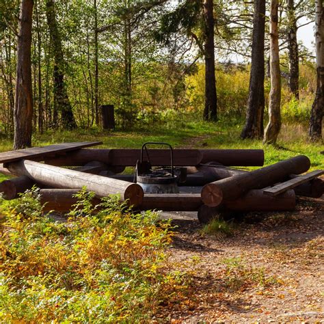 Ilustrácia rodiny aktívne športujúcej v prírode