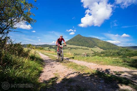 Športovec bežiaci v prírode a cyklista na horskom bicykli