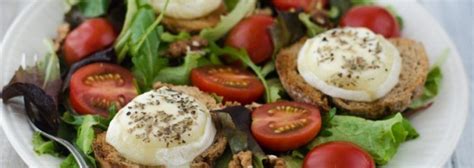 Ilustračná fotografia mozzarelly v zeleninovom šaláte