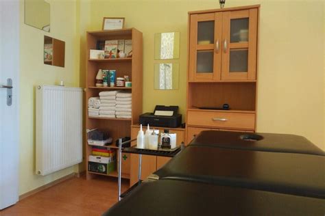 Ilustrácia relaxačného wellness prostredia so saunou a masážnym stolom