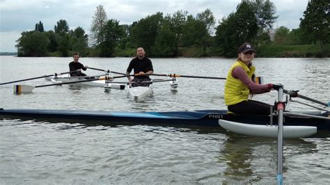 Športovci cvičiaci vonku