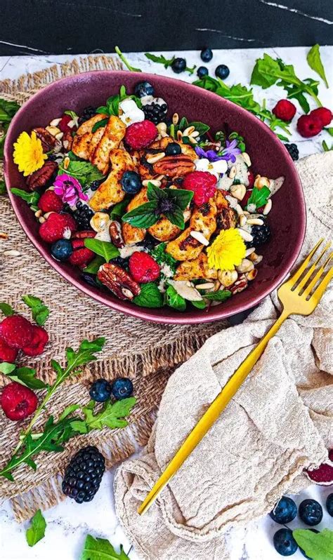 farebný šalát s rôznymi druhmi zeleniny, bobuľovým ovocím a orieškami