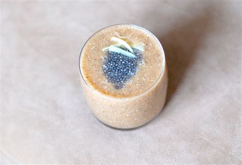 farebné smoothie v pohári posypané semienkami