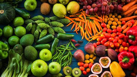 Ilustračné fotografie rôznych druhov ovocia a zeleniny, ktoré sú základom delenej stravy