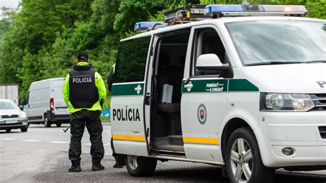 ilustračná fotografia dvoch žien kráčajúcich v parku